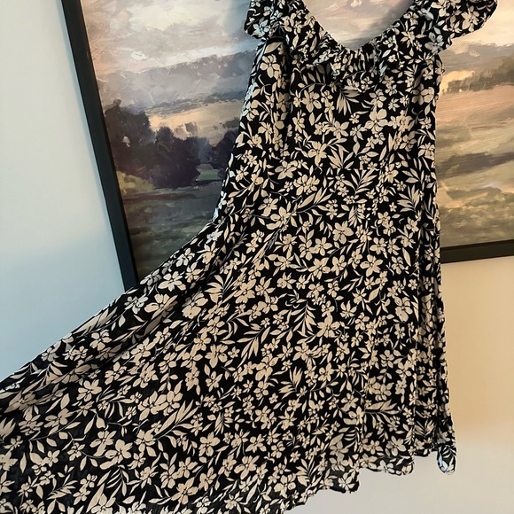 Old Navy Ruffled sundress - Picture 4 of 7